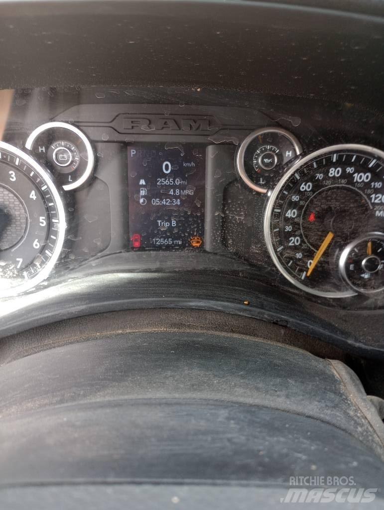 RAM 5500 Pritschenwagen/Pritschenwagen mit Seitenklappe