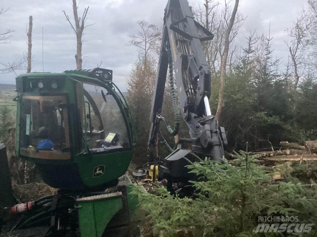 John Deere 1470G Harvester