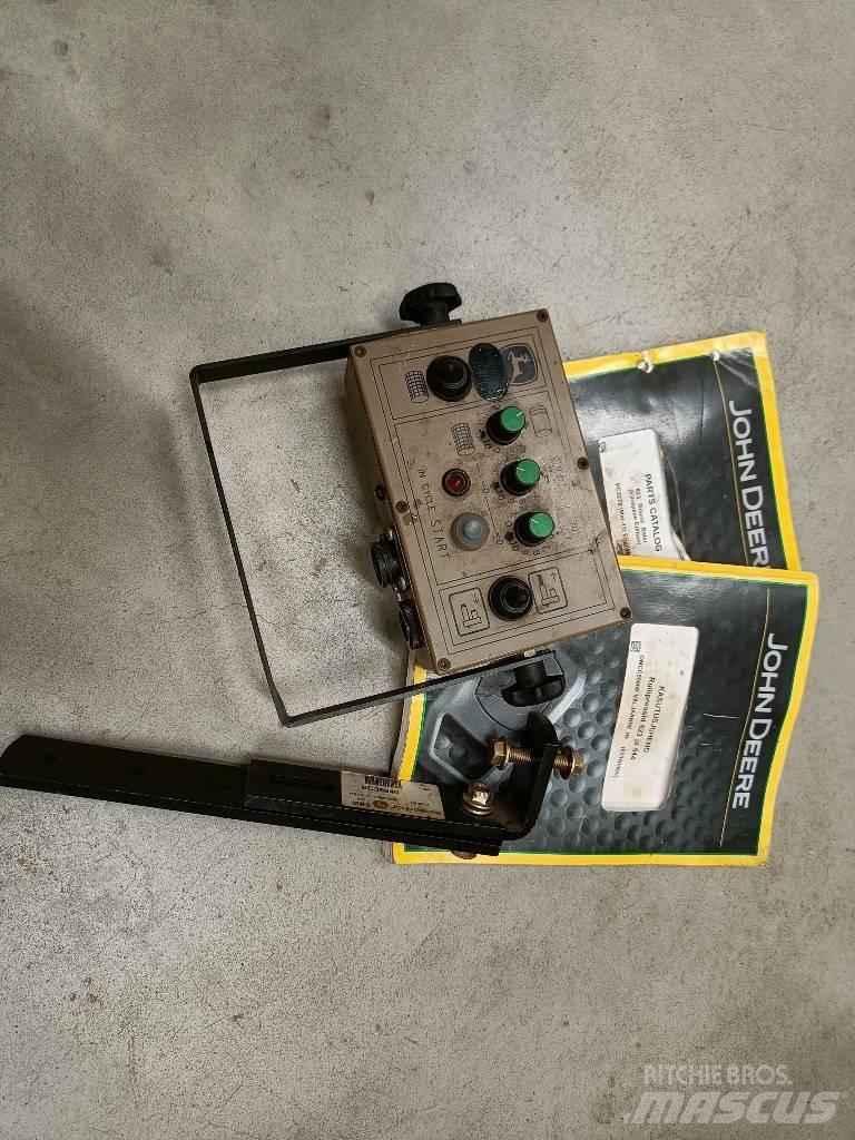 John Deere 623N Rundballenpressen