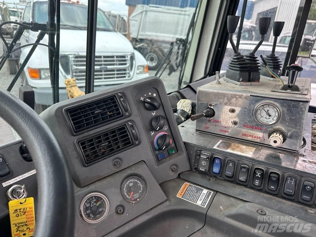 Mack MRU613 Müllwagen