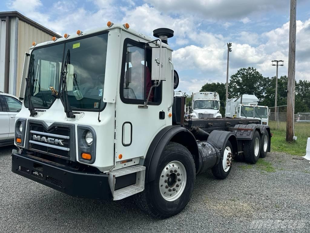 Mack MRU613 Müllwagen