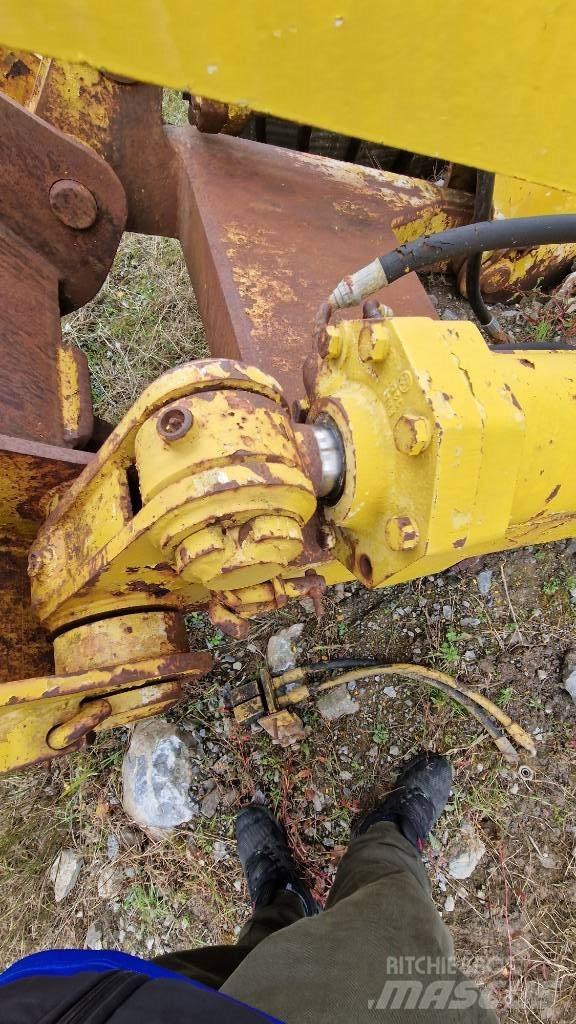 Komatsu D85 Chassis