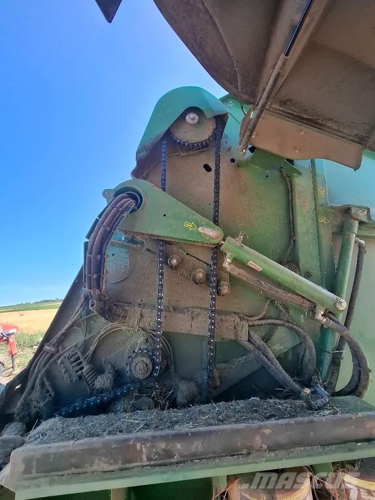 John Deere V461M Rundballenpressen