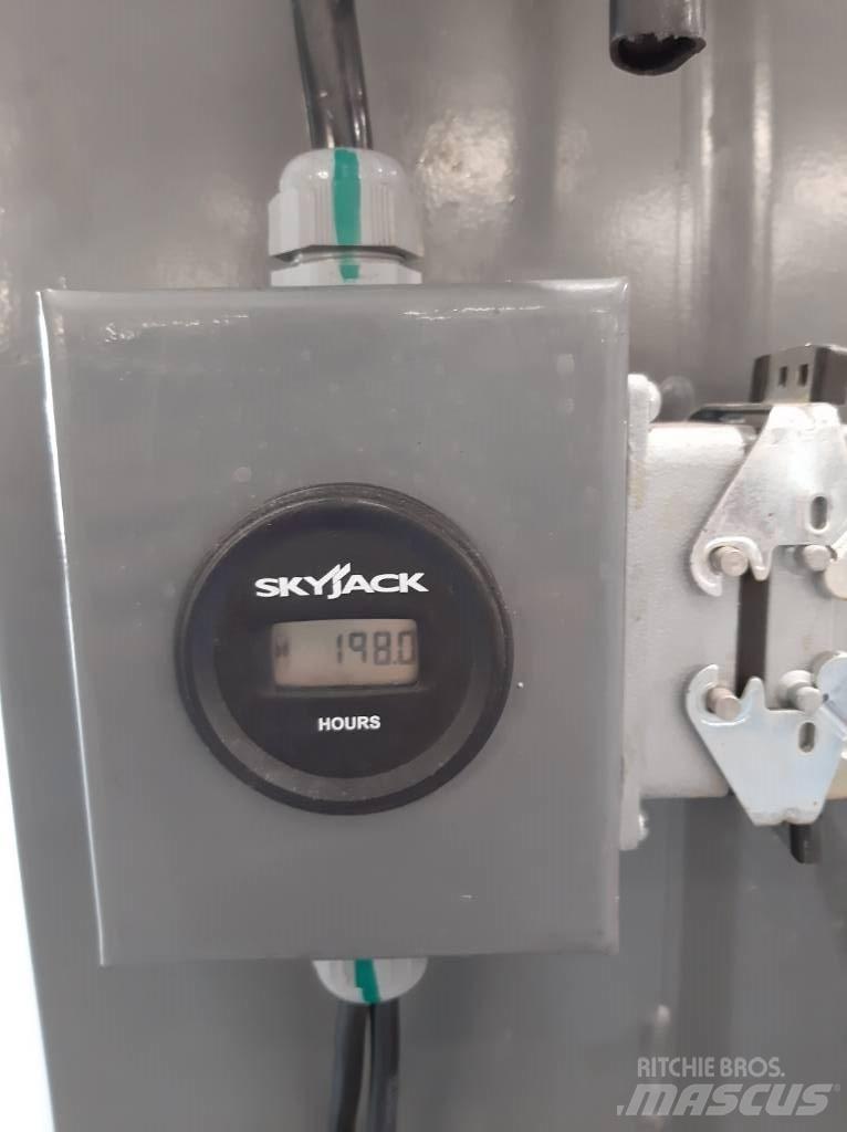 SkyJack SJ 16 Personenaufzüge