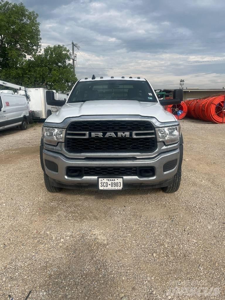 RAM 5500 Pritschenwagen/Pritschenwagen mit Seitenklappe