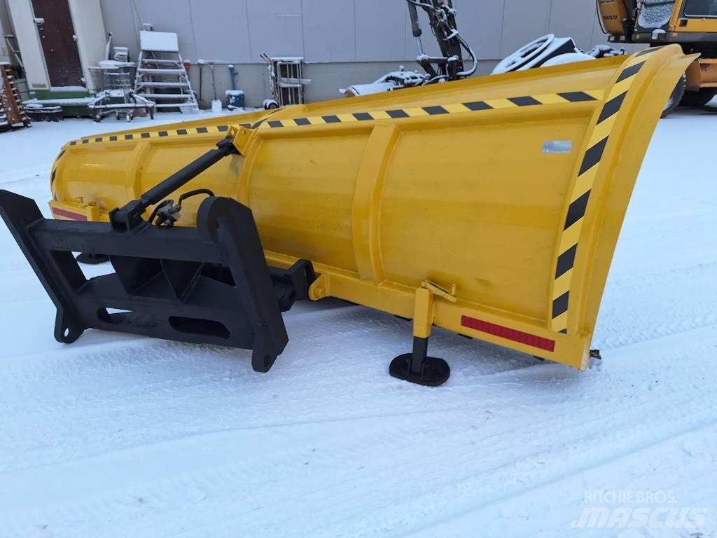 Rote 360 alueaura Schneeschilde und -pflüge