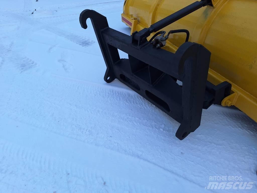 Rote 360 alueaura Schneeschilde und -pflüge