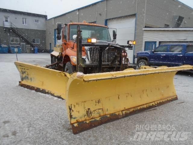 International 7400 Schneeschilde und -pflüge