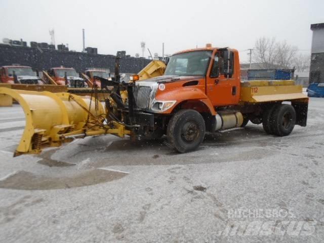 International 7400 Schneeschilde und -pflüge