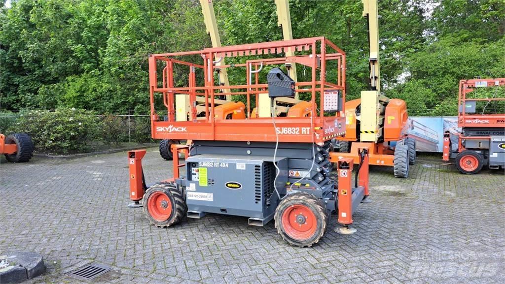 SkyJack 6832RT Scheren-Arbeitsbühnen