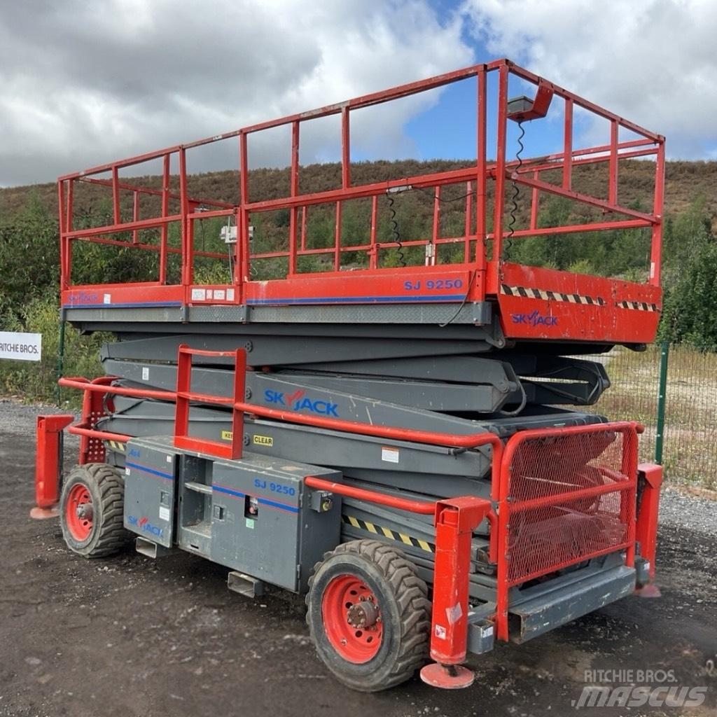 SkyJack SJ 9250 RT Scheren-Arbeitsbühnen
