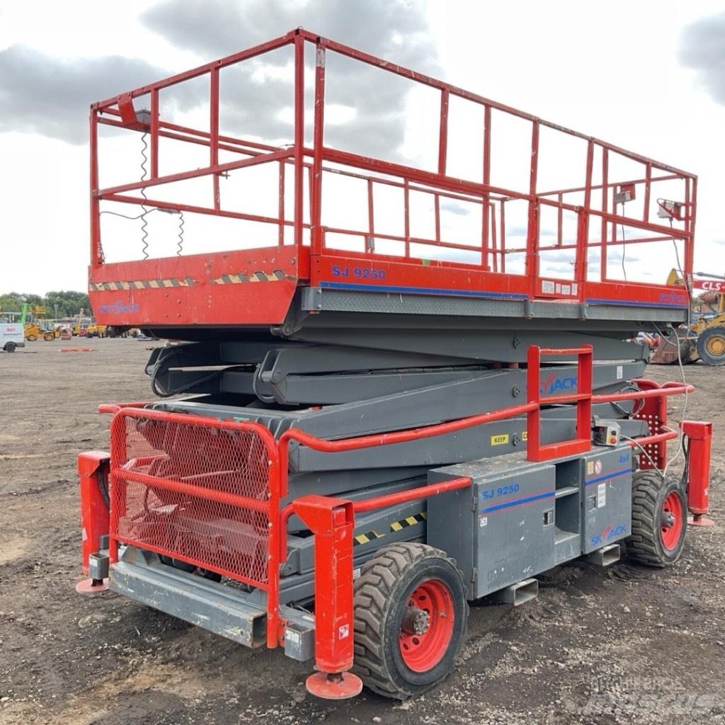 SkyJack SJ 9250 RT Scheren-Arbeitsbühnen