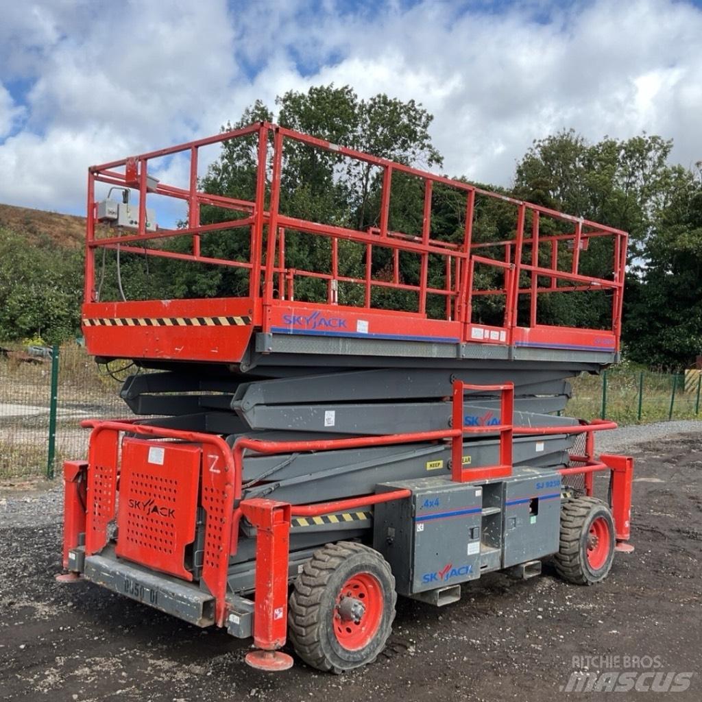 SkyJack SJ 9250 RT Scheren-Arbeitsbühnen