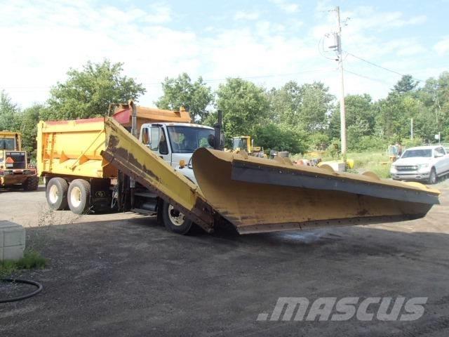 International 7400 Schneeschilde und -pflüge