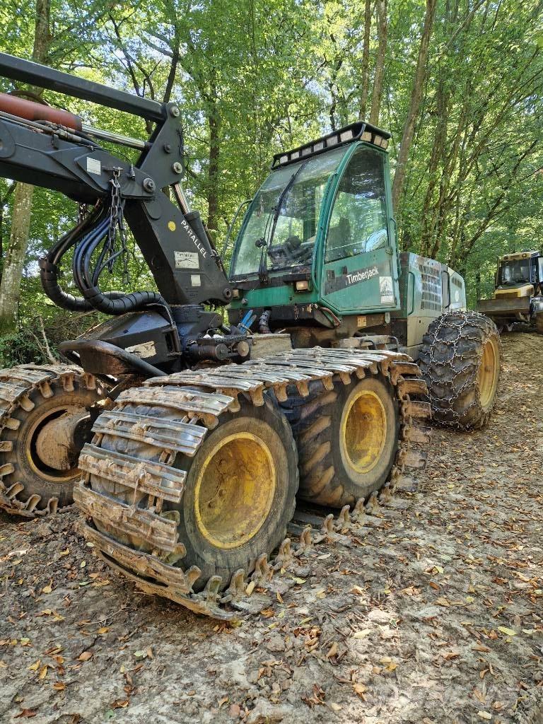 John Deere 1270 D Harvester