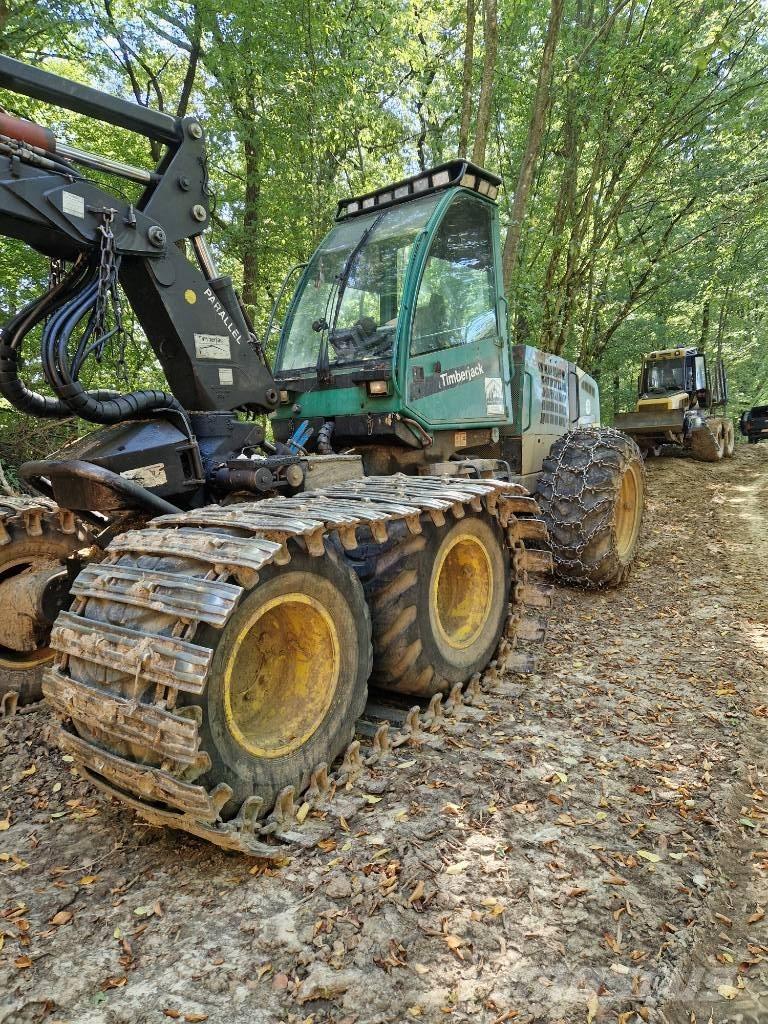 John Deere 1270 D Harvester
