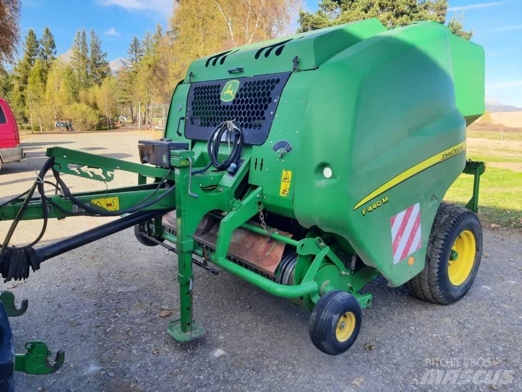 John Deere F 440 M Rundballenpressen