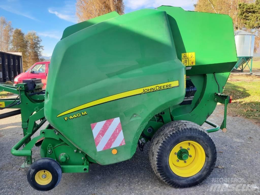 John Deere F 440 M Rundballenpressen
