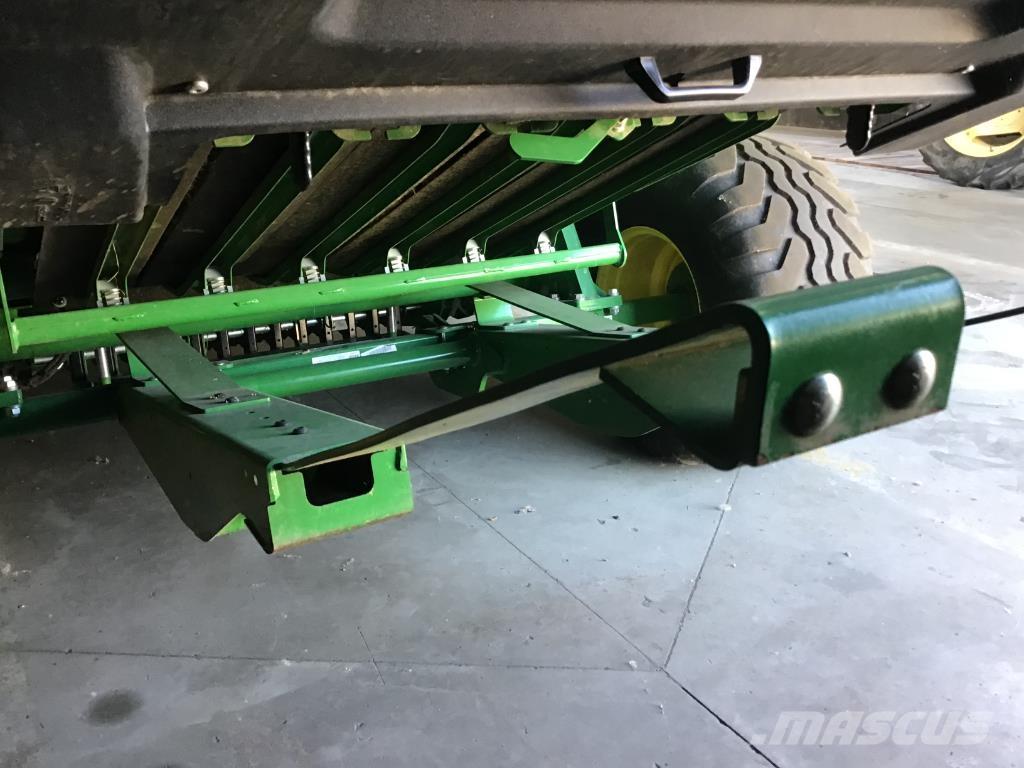 John Deere V461M Rundballenpressen