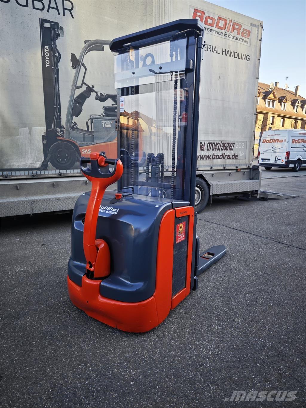 Linde L14 Zelfrijdende stapelaars