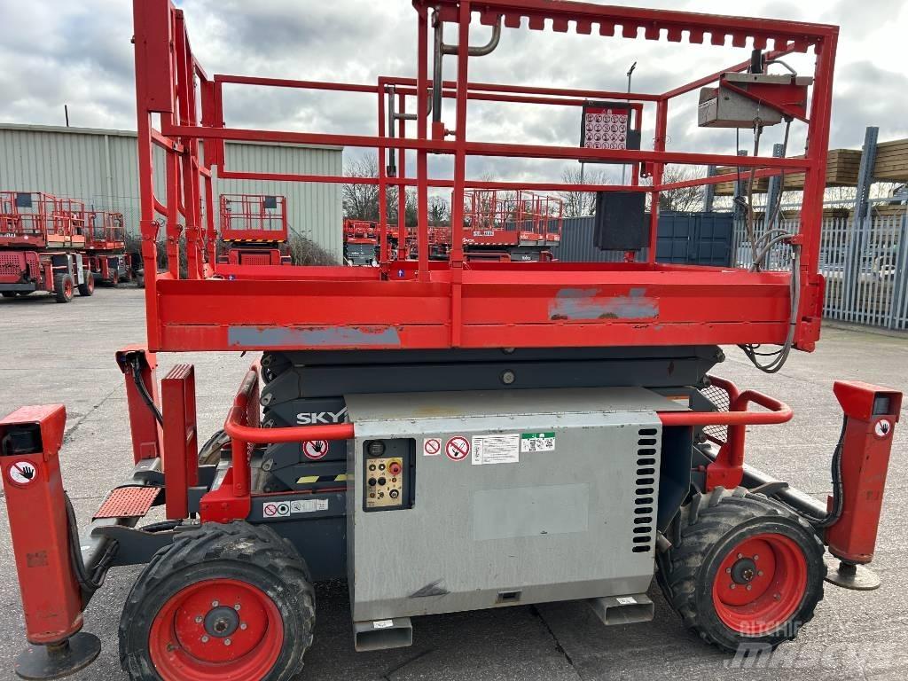SkyJack SJ 6832 Scheren-Arbeitsbühnen