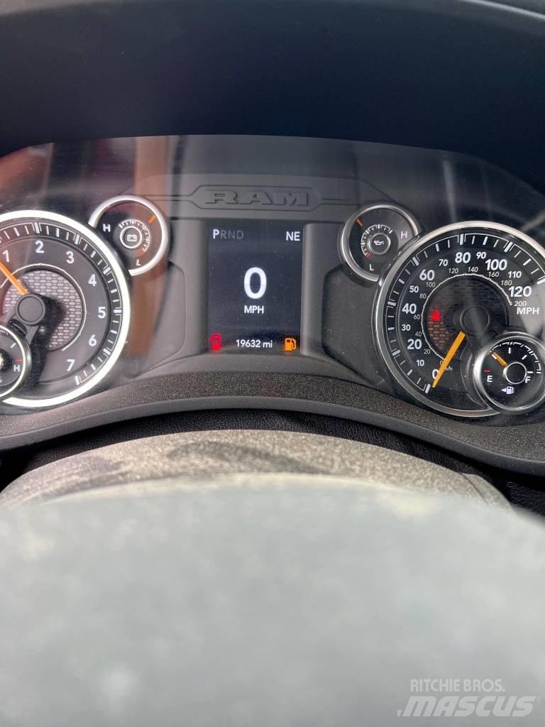 RAM 5500 Pritschenwagen/Pritschenwagen mit Seitenklappe