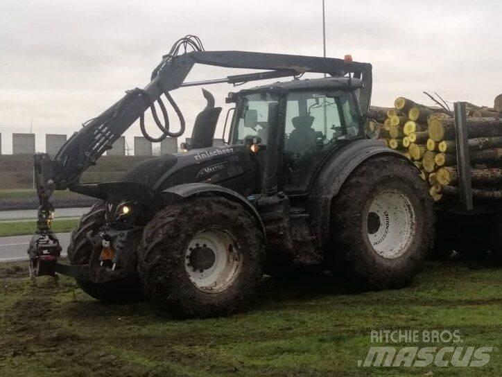 Valtra T 214 D Traktoren