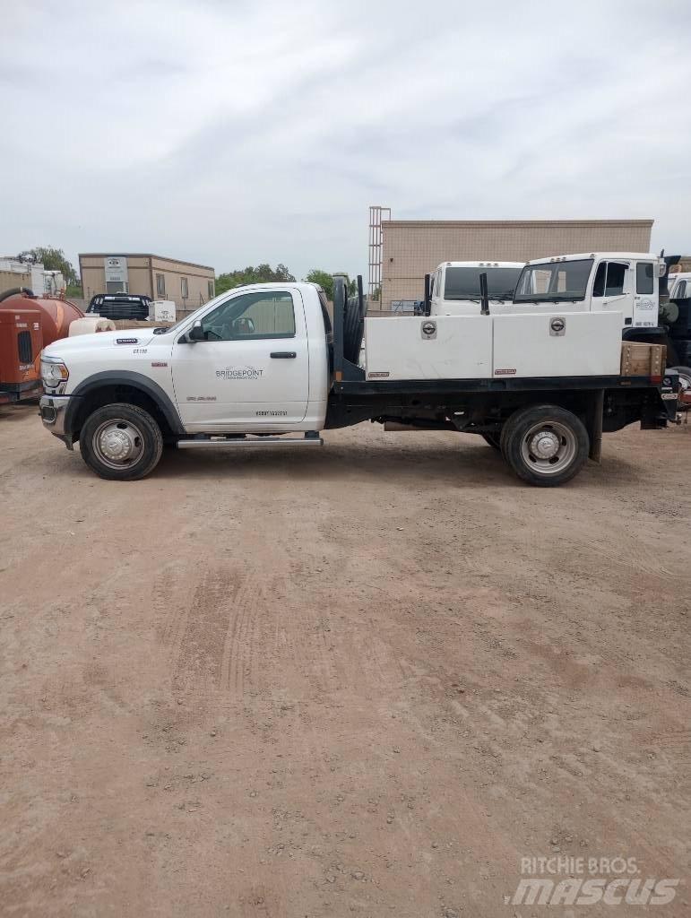 RAM 5500 Pritschenwagen/Pritschenwagen mit Seitenklappe