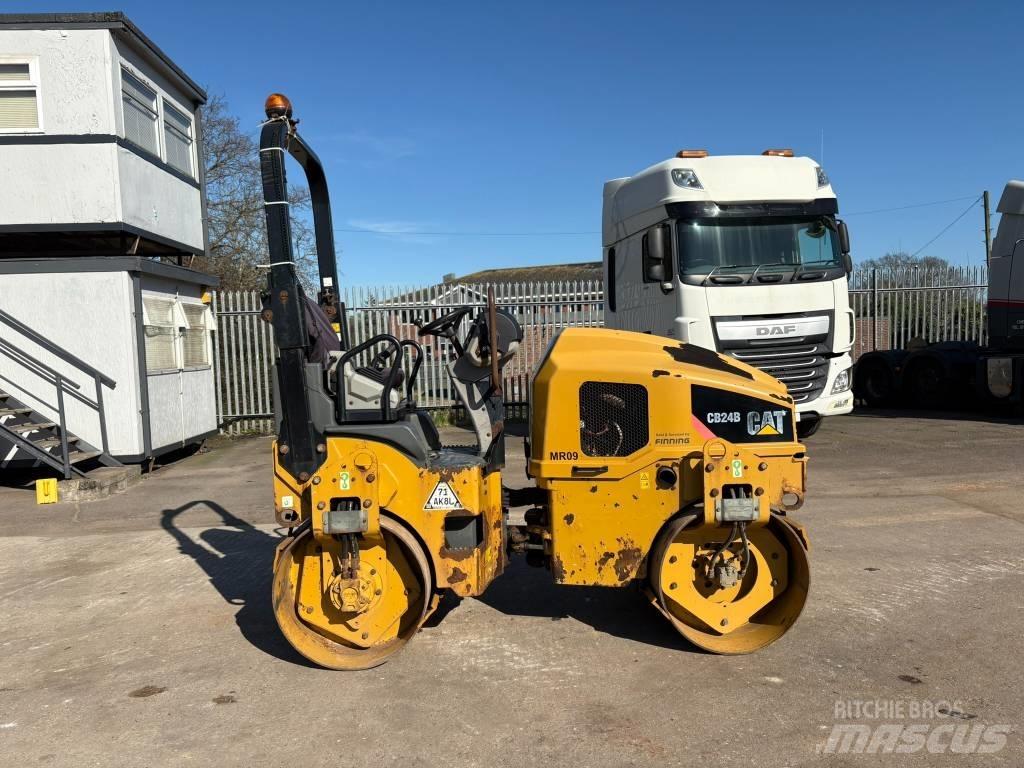 CAT CB 24 B Tandemwalzen