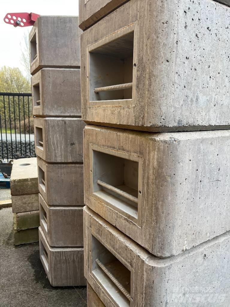Potain IGO 22 Selbstaufrichtende Krane