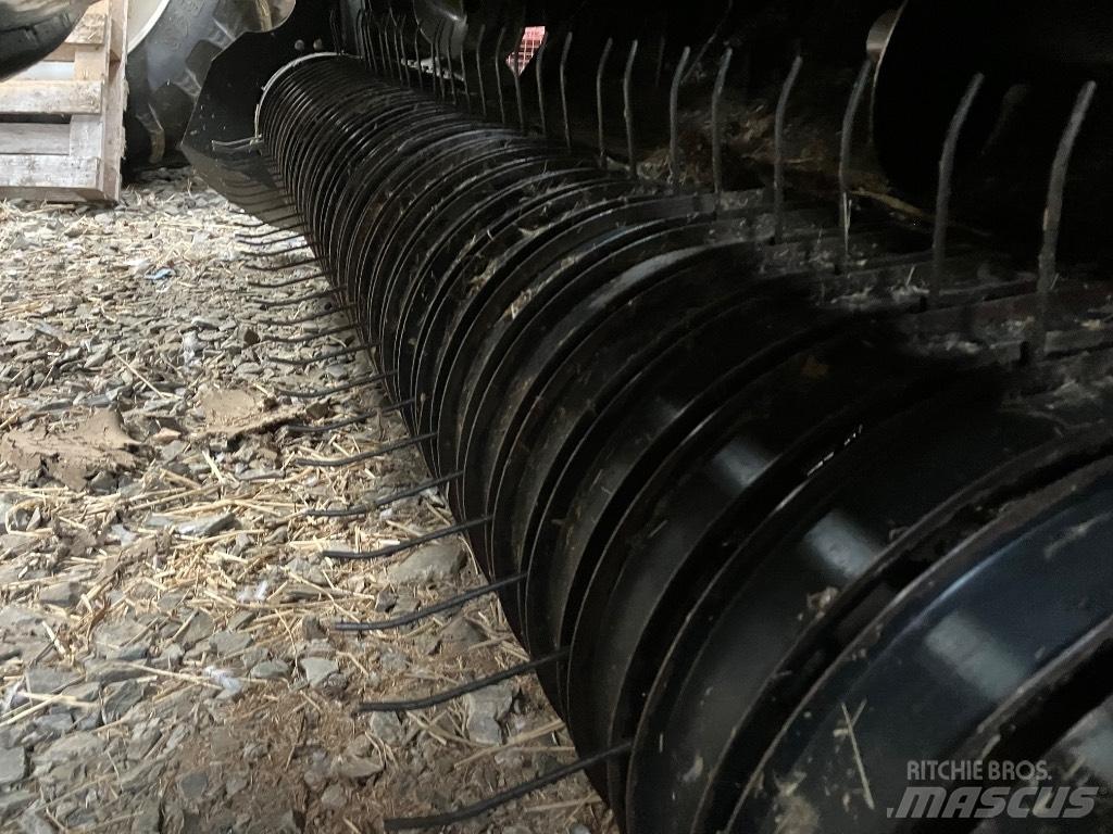 New Holland BR 7060 Rundballenpressen