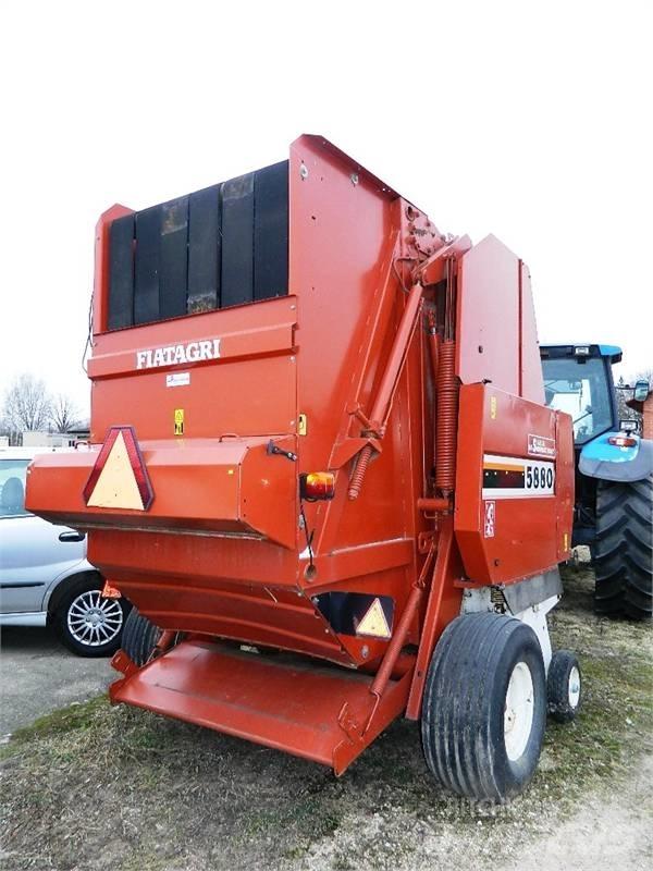 New Holland 5880 Rundballenpressen