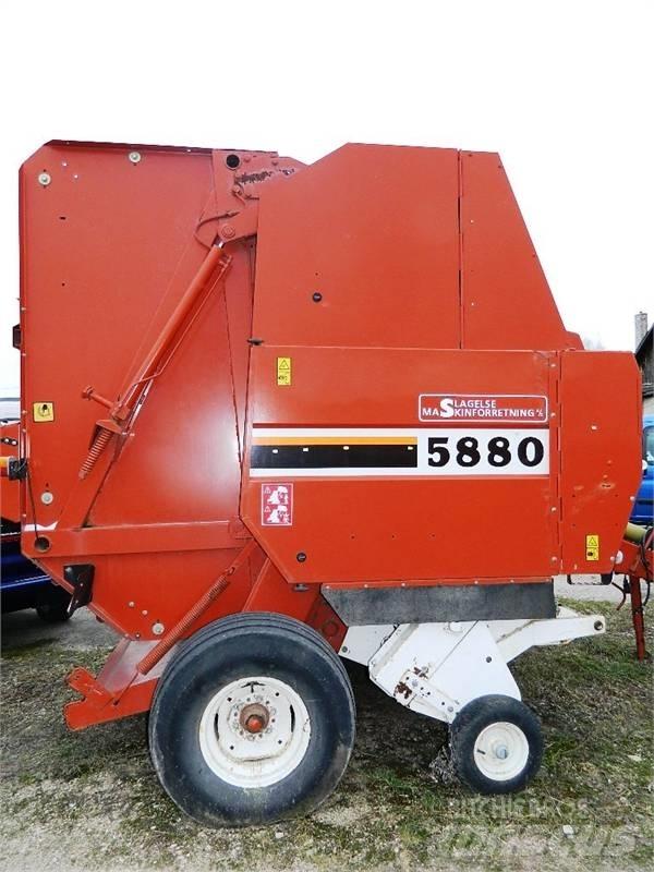 New Holland 5880 Rundballenpressen