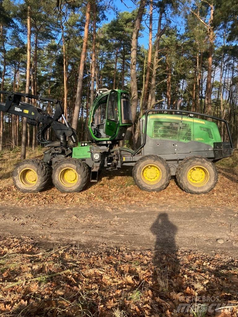 John Deere 1270 G Harvester