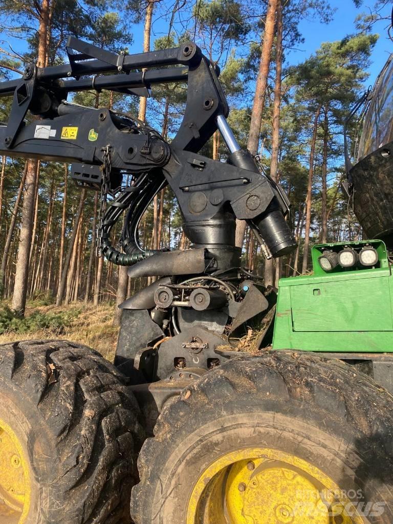 John Deere 1270 G Harvester