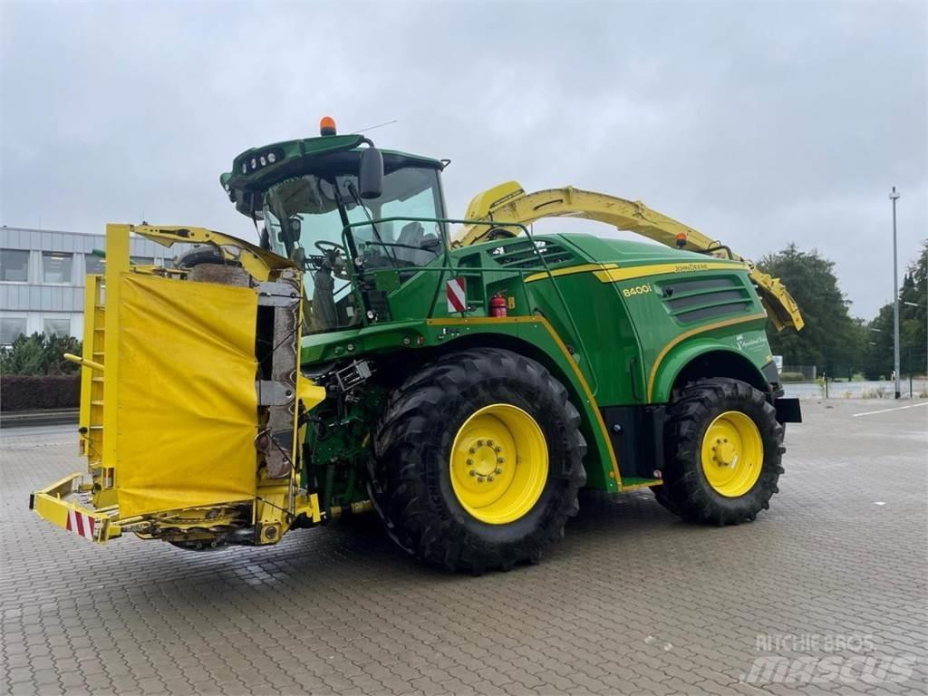 John Deere 8400 i Selbstfahrende Häcksler