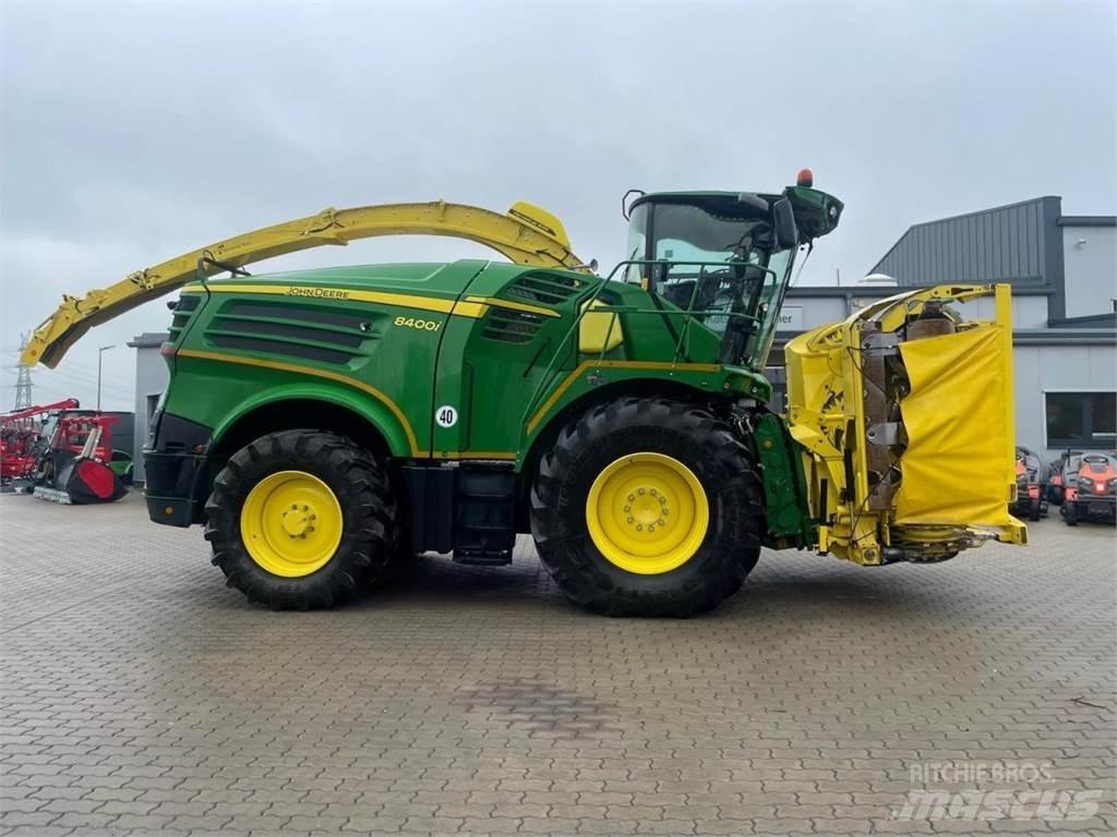 John Deere 8400 i Selbstfahrende Häcksler