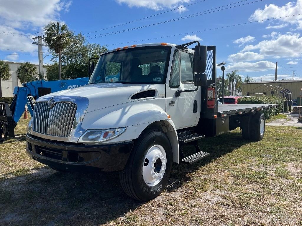 International 4200 Pritschenwagen/Pritschenwagen mit Seitenklappe