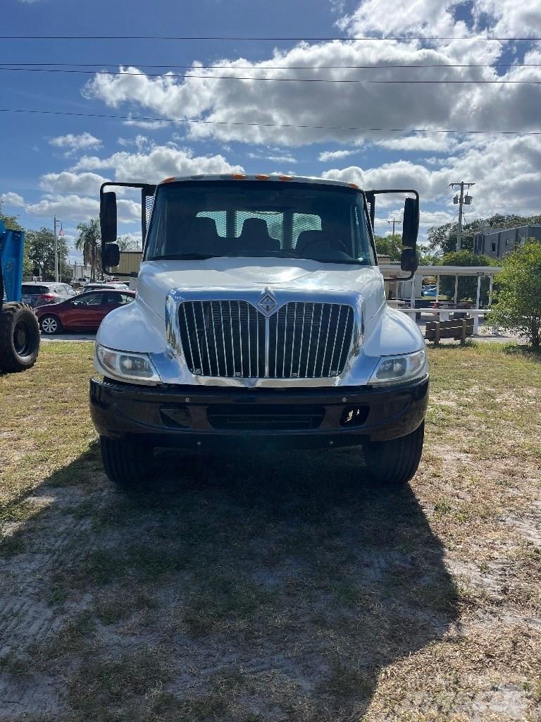 International 4200 Pritschenwagen/Pritschenwagen mit Seitenklappe