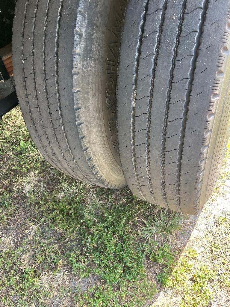 International 4200 Pritschenwagen/Pritschenwagen mit Seitenklappe