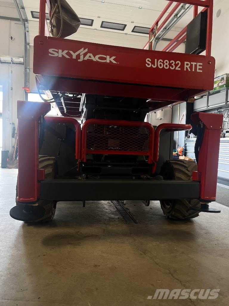 SkyJack SJ 6832 RTE Scheren-Arbeitsbühnen