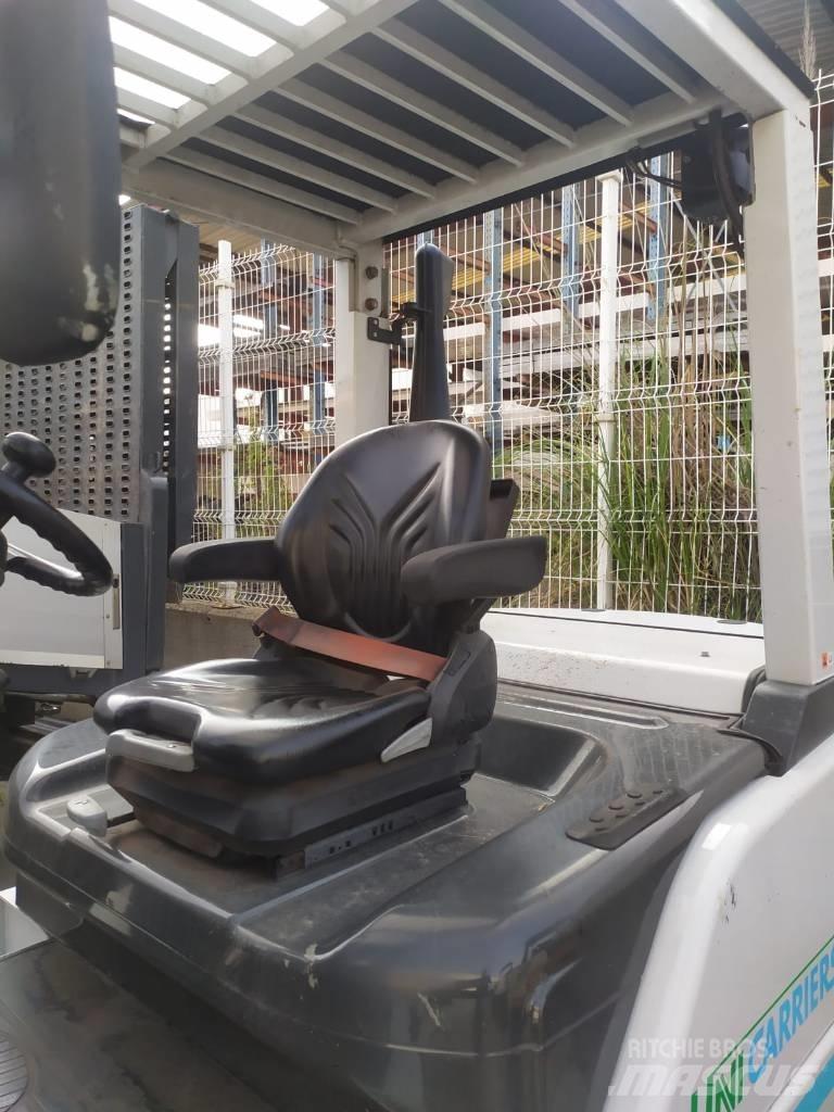 UniCarriers D1F4A40Q Seitenstapler