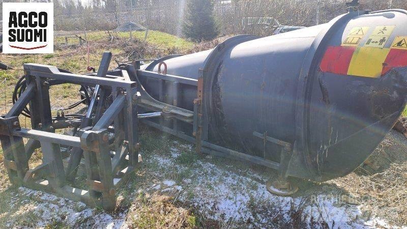 AM ALUEAURA 300 Schneeschilde und -pflüge