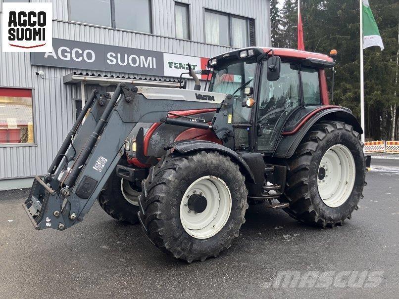 Valtra N121A Traktoren