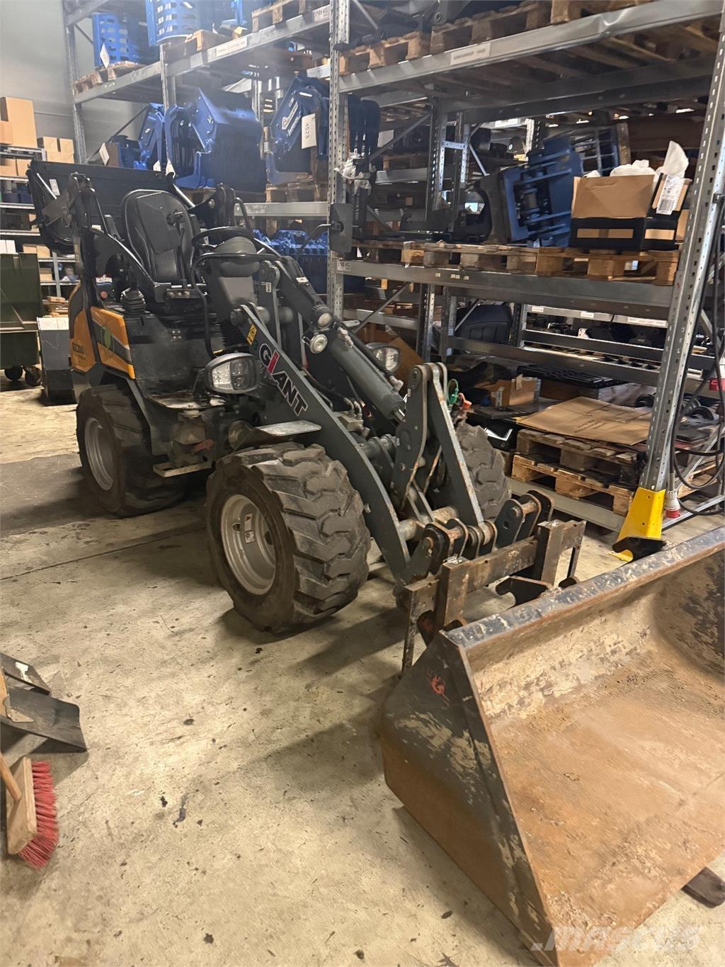 GiANT G2200E Minilader