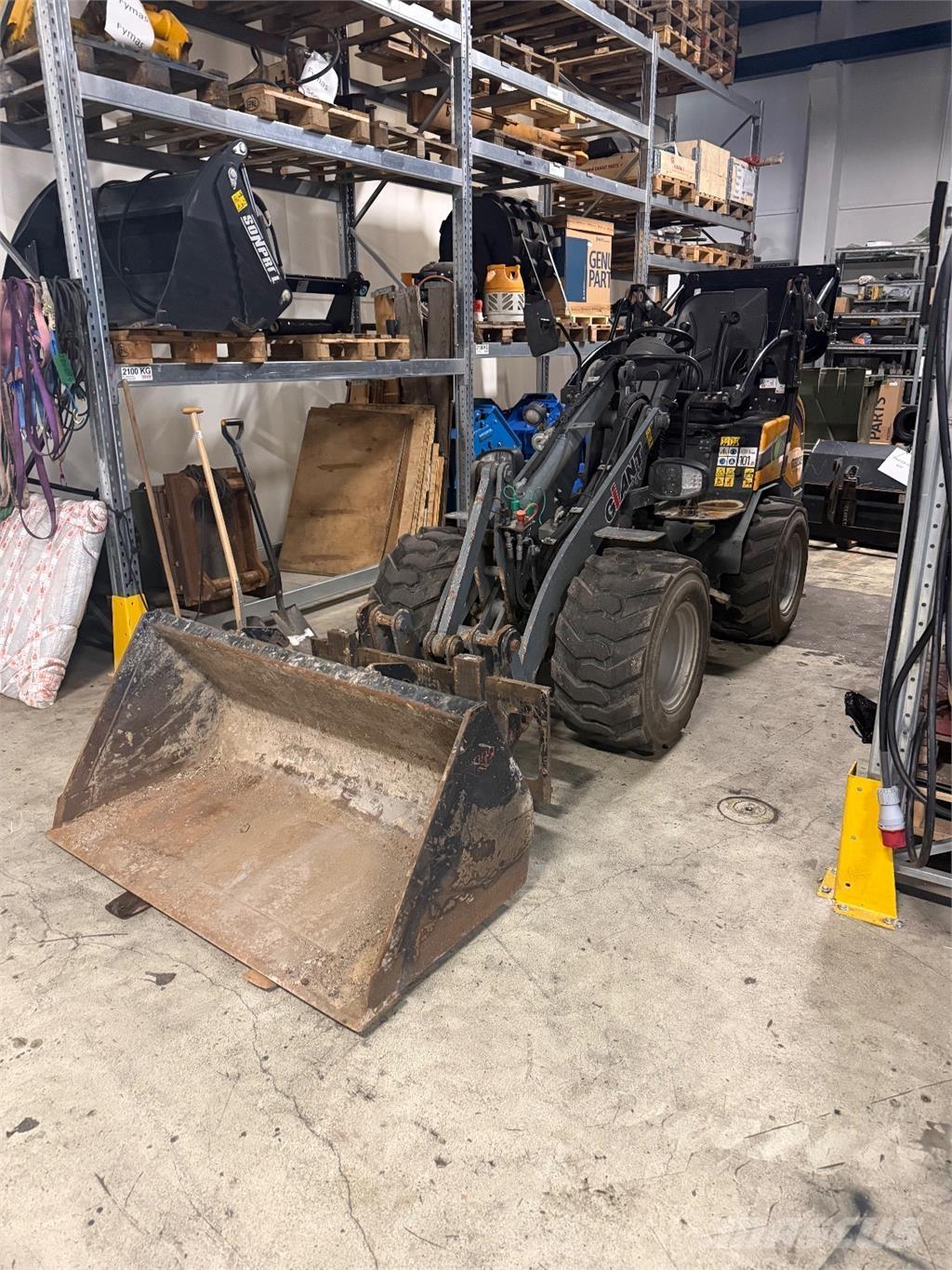 GiANT G2200E Minilader