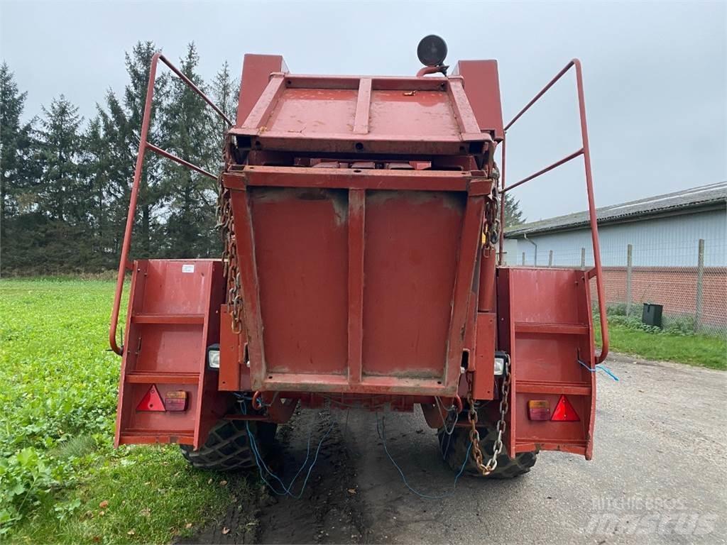 Hesston 4700 Quaderpressen
