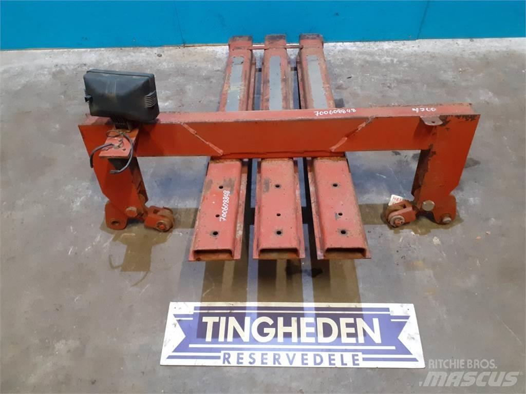 Hesston 4700 Ballenklammer
