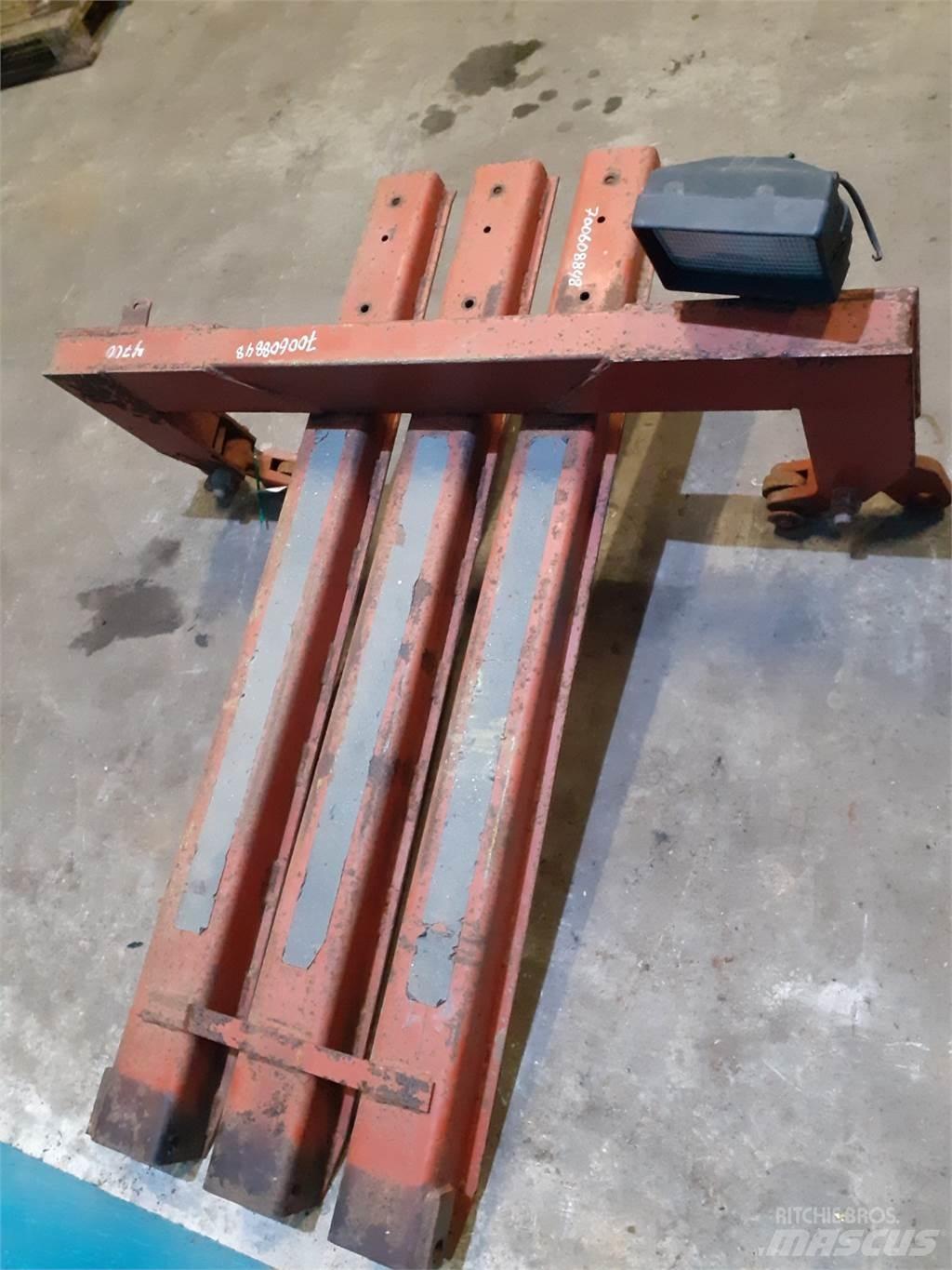 Hesston 4700 Ballenklammer