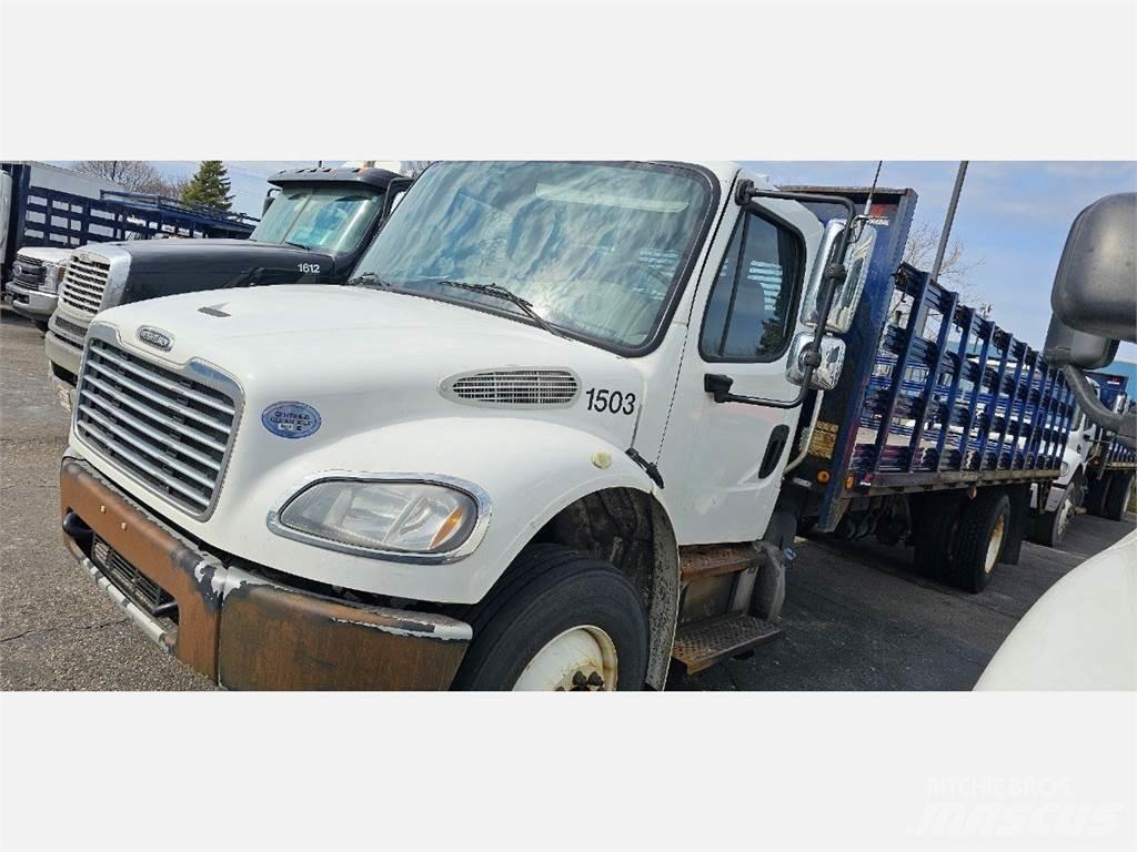 Freightliner M2 106 Pritschenwagen/Pritschenwagen mit Seitenklappe